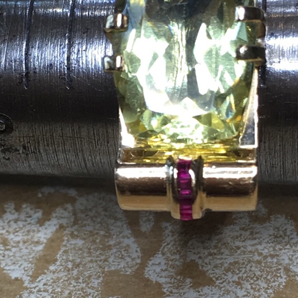 Elegant 14k Gold Gemstone Ring with a beautiful faceted Peridot & Rubies - Picture 15 of 16